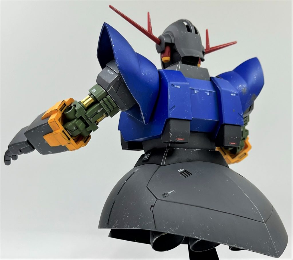 思えばジオングのキットは人生初かもしれません。脚が無いのは組んでいて非常に違和感というか、足りない感がありました。別に私は偉い人でもなんでもないですが(笑)