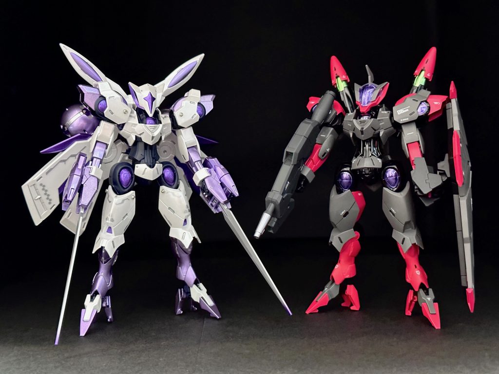 ダイヤモンドシルバーとメタルパープルなどで塗装したHG ベギルベウと並べています。