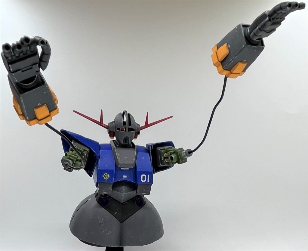 オールレンジ攻撃を再現もできますが、ジョイントパーツとリード線の保持力が弱く、腕の重量に負けてしまって非常にポーズがつけ辛かったです(苦笑)本気でポーズ付けるなら鉄線に変えたり、ジョイントパーツにテープを巻いたり、腕部を肉抜き等して軽量化が必要だと思います。