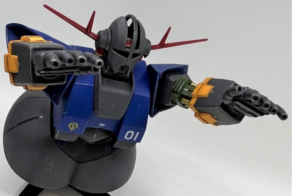 モノアイが動くとポーズの幅が一気に拡がって楽しいです。というかデフォルトはシールで最初に貼った位置から動かせないのでプレイバリュー無さすぎると思います。。