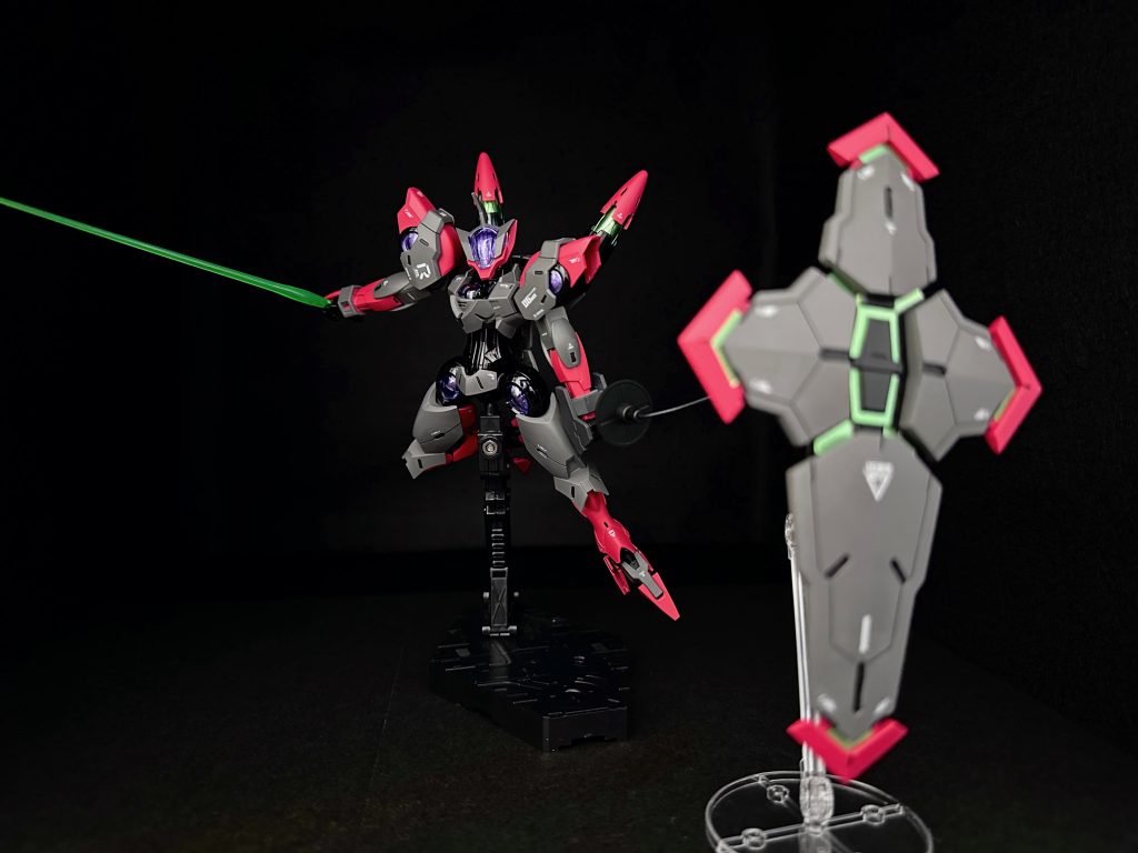 付属のスタンドを使って、ノンキネティックシールドの射出状態を再現しています。