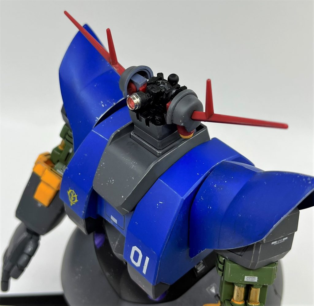 メインの外装部を一体化してヘルメットのように被せる方式にして、内部空間を埋める用の純正パーツは切り刻んで内張りとし、空いたスペースにジャンクパーツでこしらえたボールジョイント基部を設置し、メタルパーツとクリアパーツで構成されたモノアイ軸を嵌めています。