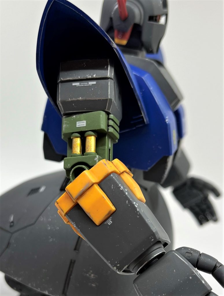 二の腕のシリンダー部もガンダムマーカーで塗りました。緑部は成形色のままです。ジオングはア・バオア・クー最終決戦前から試験されていたという設定を見たので、シャアが乗った時に新品というわけではなく、デブリ等の衝突傷はあったと考えチッピングを入れました。