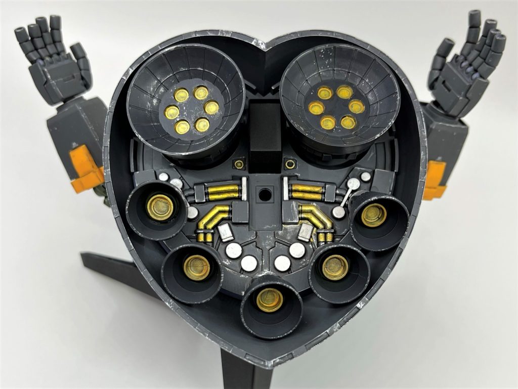 一応スカート内部もざっくり塗り分けました。シルバーとゴールド色はガンダムマーカーです。ガンダムマーカー、塗膜は弱いですが手軽に塗れて発色も良く、使いどころによっては超有用ですね。