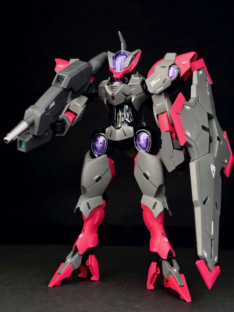 塗装に使用した色は、ニュートラルグレーⅣ、サイバーフォーミュラカラー・クリムゾンレッド、Ex- ブラック、GXメタルバイオレット、GXメタルイエローグリーンなどです。