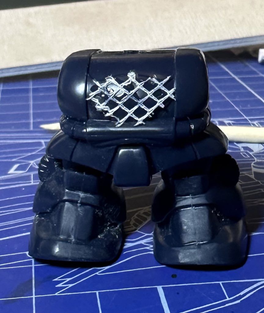 今回のちょっとしたひと工作。胸部の鎖帷子、シールにするのはもったいなかったので、100均の洗濯ネットを同じサイズにカットして、タミヤセメント白瓶で接着。そこからかるーく筆塗りして立体感を表現してみました。それっぽくなったかな?