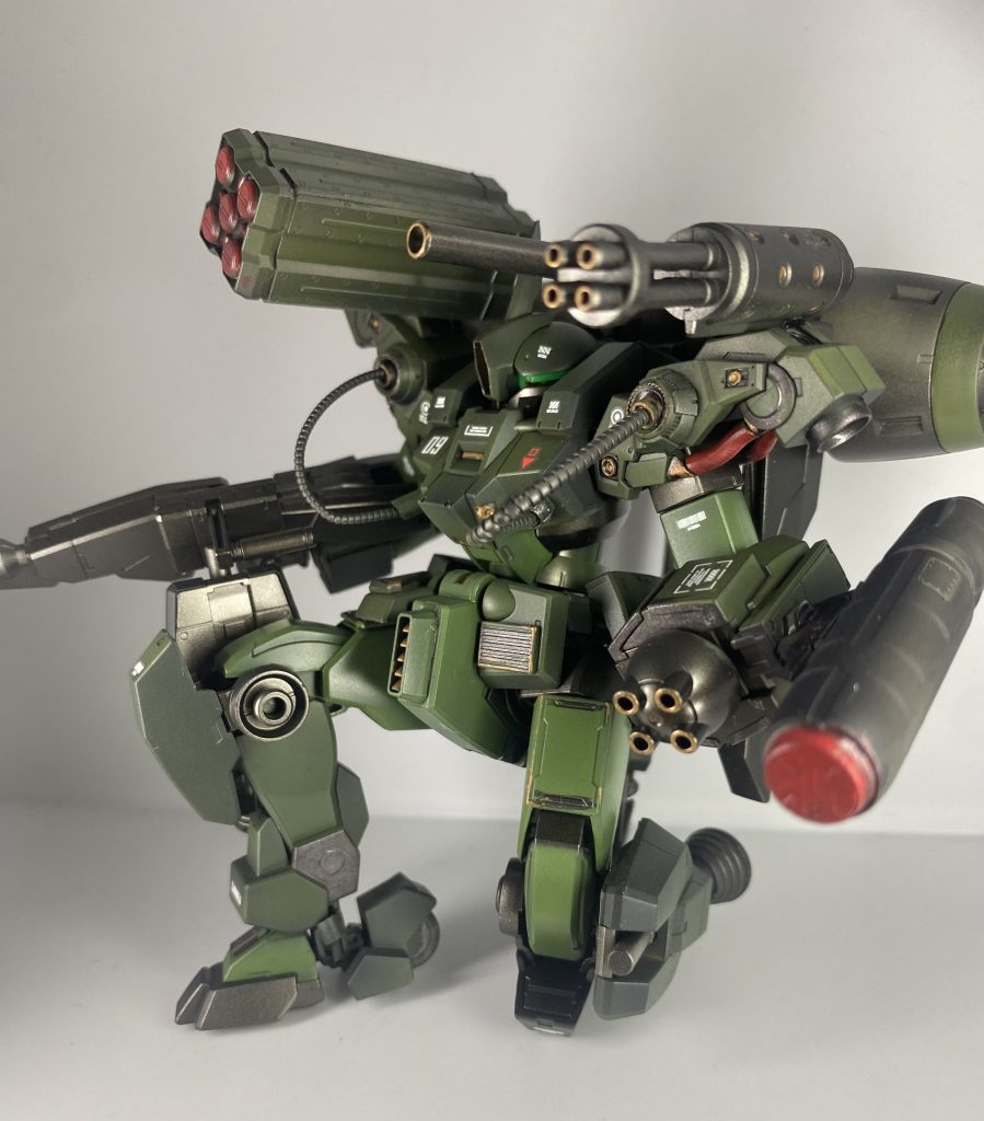 元のバランスの良さから、肩や腕に、ゴテゴテに武器を乗せても、余裕の膝立ち