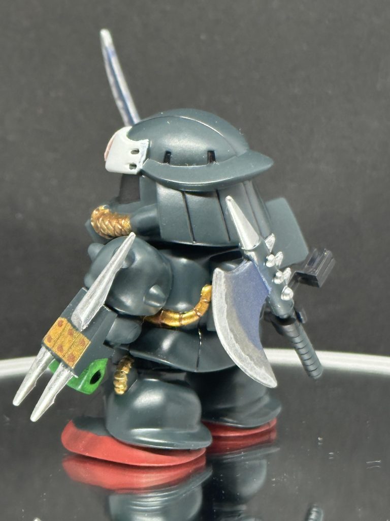 他の作例を見ると意外とブラック基調の方が多かったですねー。自分は箱絵のダークグリーン?みたいな感じがしっくり来たので、ベースカラーは調色してエアブラシ塗装しました。