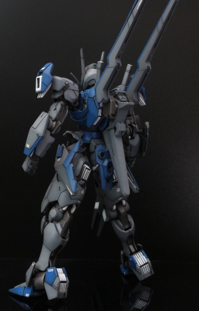 今回はスタイルの改修をメインに据えて太もも周りの合わせ目消しにかなりの時間を使いました．具体的には・肩を1mmほど軸ごと上へ移動．・股関節軸は組み立ての方向を逆にすることで足長に．・スカスカになってしまう股関節周りは主にRGストライクから拝借した部品でスカスカに見えないように．・エスカッシャンの裏側も厚みが出るように盛る・顔は分割を変更してフェイスを1mmほど奥に移動．・太ももは上下2分割になっており立体感が出たのですが．．．組んでしまうと目立ちませんね．・背面のユニットもRGストライクと使わなかったエアリアルのシールド基部部品などを切った貼ったして作っています．