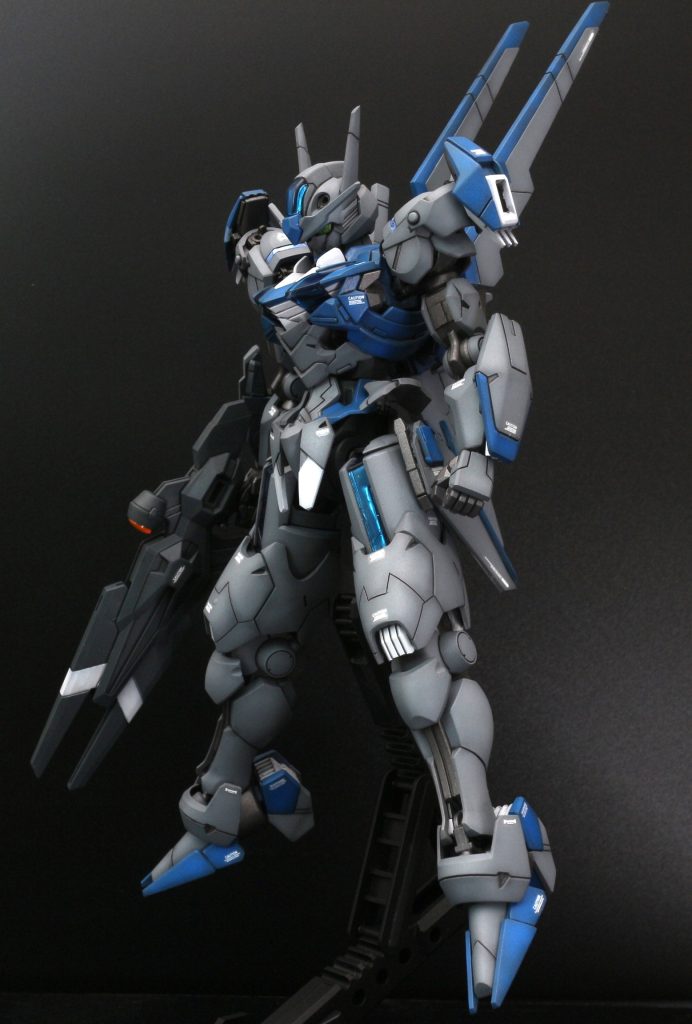 実戦仕様のイメージで色味はグレー＋青系でまとめました．個人的に大好きなカラーパターンです．作っている途中でガンドノードが出てきたので，その風味も入れてみました．塗装は安定の水性塗料で．フレーム部のメタリックのみガイアのサーフェイサーエヴォ　ガンメタです．シェルユニットはクリアブルーを表に吹き，裏面にラピーテープを貼りこんで光っている感じにしました．今回はパーメットスコアレベル0のつもりだったので模様はオミットしましたが，テープの形状を工夫すればレベル6もきれいに作れるかも？