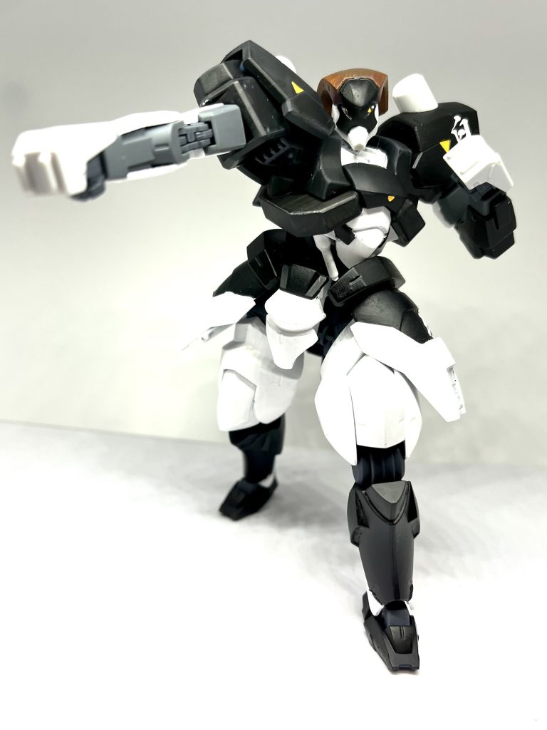 抉り込むように