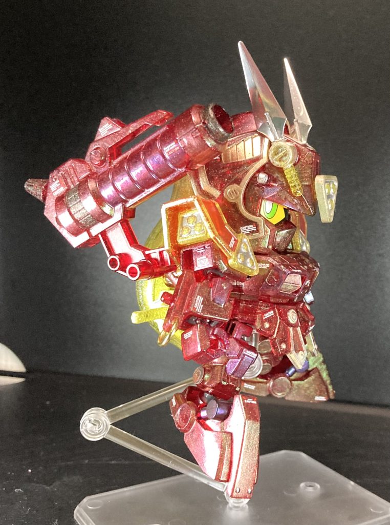 今回は塗装がメインやから、加工は程々で…膝関節の追加して、平手も他のキットからもらってるで。鎧部のディテールアップもしてて、腕部の輪っかはマルカンにして鋲部もTピンに置き換えてるんや。水転写デカールが『エクスプレッションデカール』って商品を使って情報量を上げてるで、正直『マジョーラカラーなクリアモデルにデカールが映えるんか?』って不安やったけど正解やったで。