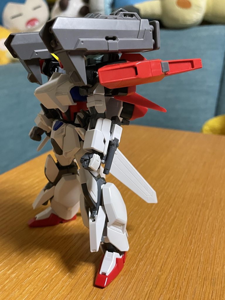 シールドストライカーは装備をシールドから変更可能画像は戦艦に搭載されている対空榴散弾頭ミサイルをそのまま搭載している設定モチーフのアルトアイゼンにおけるアヴァランチクレイモアに相当する武装