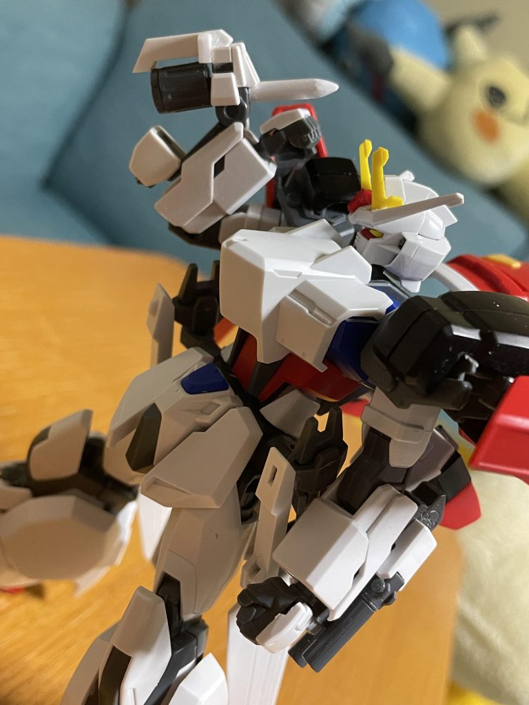 リボルビングステークコトブキヤのM.S.Gリボルバーをベースにしているので開閉できます