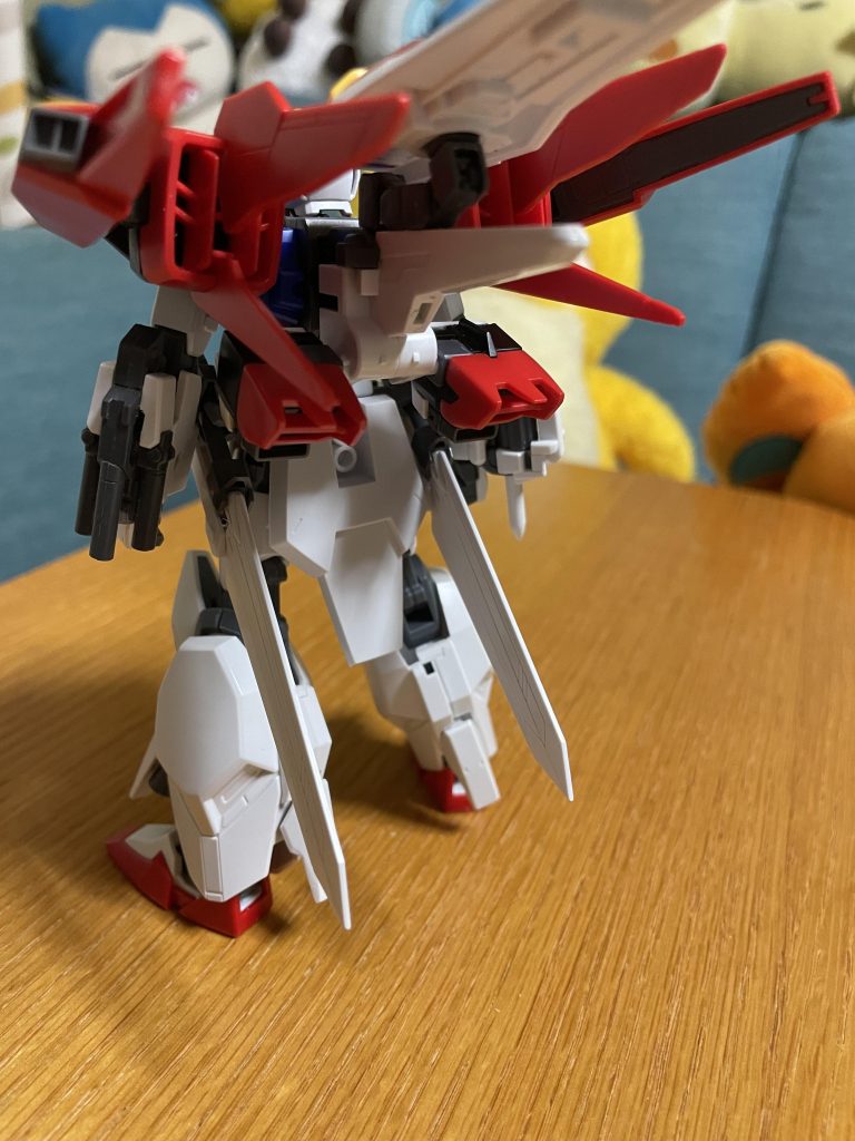肩のスラスターを後方に向けた分運動性が落ちるのでサイドにつけたフレキシブルスラスターで運動性を補っていますまた腰の剣はゲイルストライクのウイングソーと同じ性能を持ちます