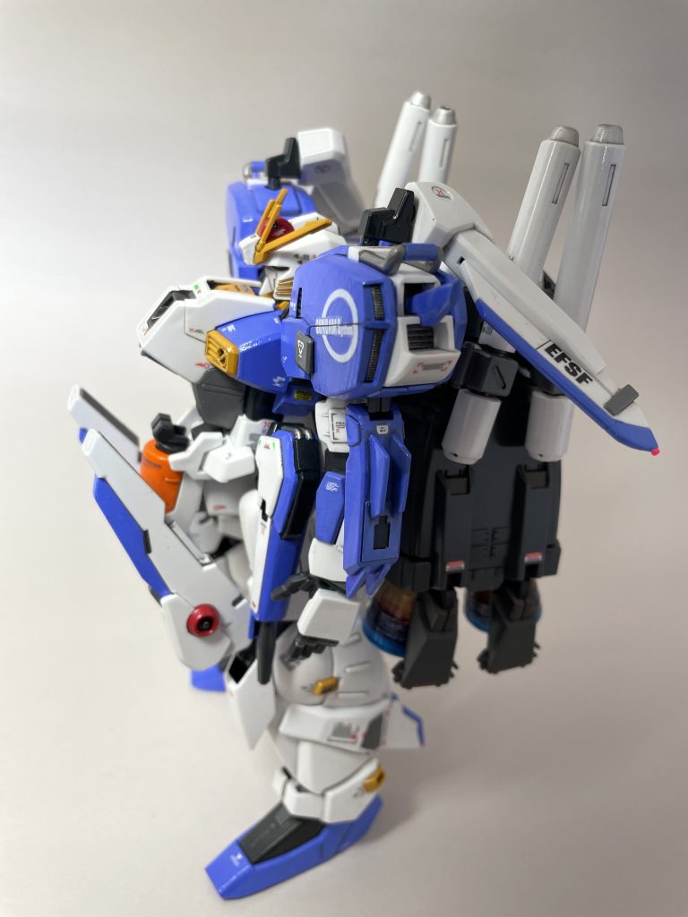 機体の白は成形色です。青色はアクリルガッシュのライトブルーを使用しました。水転写デカールは手持ちのものを気の赴くまま貼ってみました。