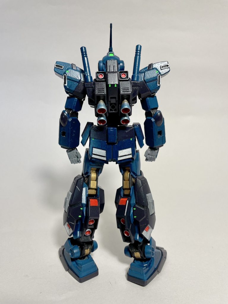 明るい青はアクリルガッシュのナイトブルー。濃い方はMr.COLORのロシアンエアクラフトブルーです。バーニアはタミヤのウェザリングマスターを使っています。