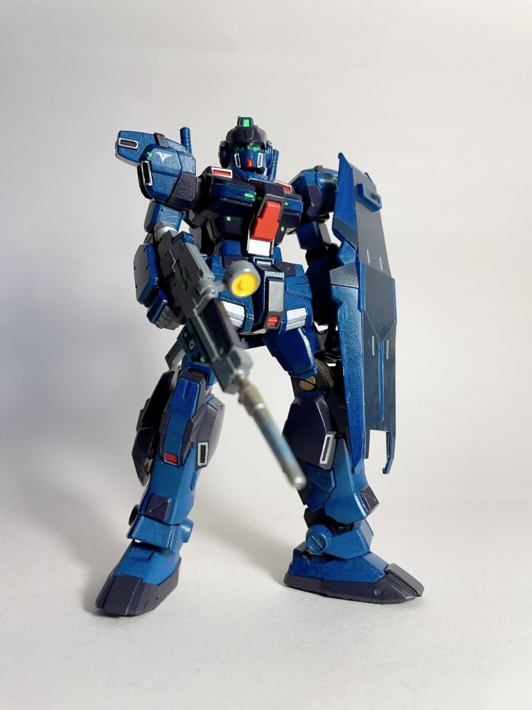 ビームライフルも気の向くまま色を塗っています。両肩のマーキングはジムⅡのシールを転用しています。