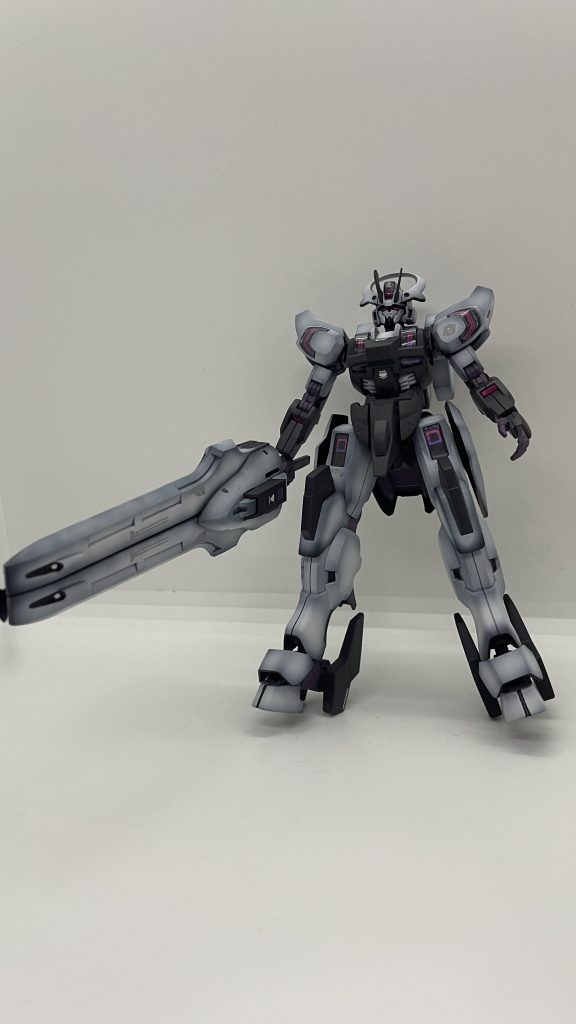 黒背景だとハイライト消えちゃってますが、実際は結構ゴリゴリに黒残してます。イカつい感じにしたかったので満足です!かなり薄吹きで様子見ながらやったので参考にならないかもしれませんが、使ったカラーレシピ載せておきます。下地:全てサーフェイサーEvoブラック白部分:ガイアノーツ ニュートラルグレーⅠ黒部分:ガイアノーツ Exブラック+Exホワイト+MSレッド少々(ホントはミッドナイトブルーにしたかったけど待てませんでしたw)紫部分:Mrカラー グレーバイオレット+パープル+MSレッド少々ツインアイ:ガイアノーツ スターブライトシルバー→蛍光ピンクビームソード:ガイアノーツ EXホワイト→パールシルバー→かなり薄めたウルトラマリンブルー