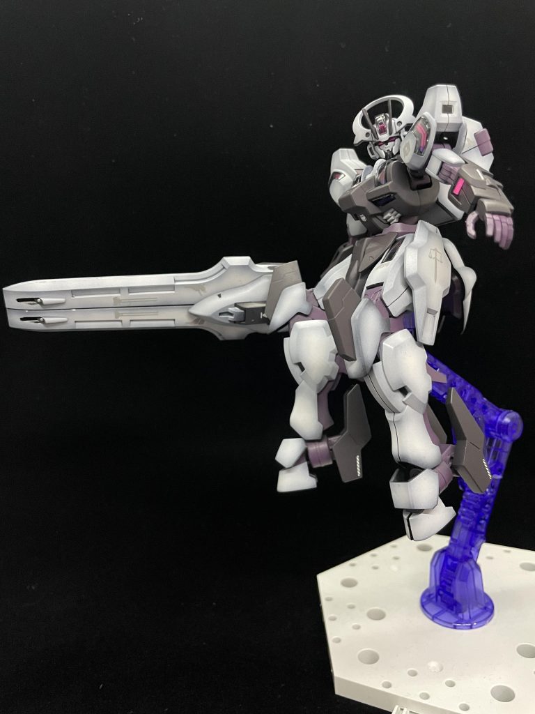 パッケージっぽいポーズ。ガーディアンはこの形態だと大きすぎて手首がプラプラします!見えてるか微妙ですが、ひざ関節とかかとの肉抜き穴を埋めました。特にひざ関節の肉抜きはかなり目立つので埋めた方がいいです。(パテ埋めは超下手くそなので近くでは映しません!)