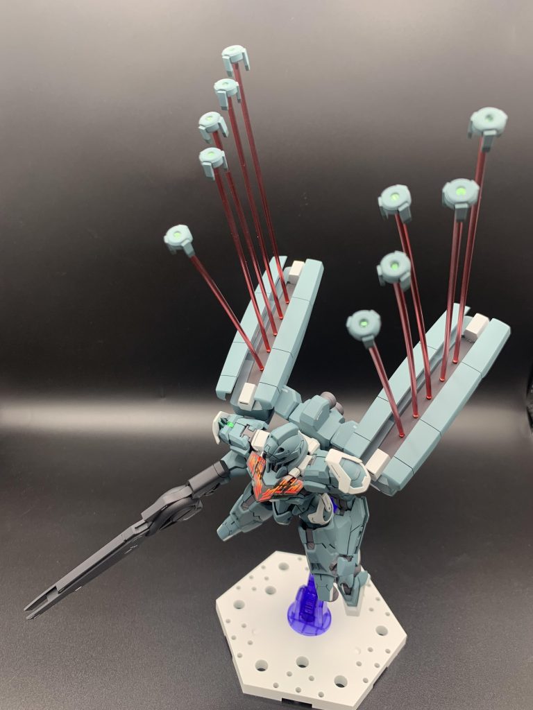 射出時のガンビットとハッチももちろん製作しましたので、こういったポーズも取らせることが可能です。接続は2mmのクリアプラ棒両端に磁石を貼付けクリアーレッドでそれらしくしています。