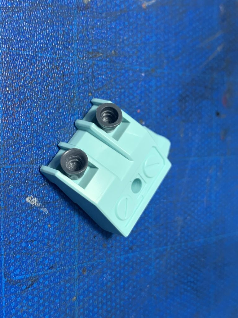 バーニアはヤスってそれらしく成形(左側)ビフォアーは流石に時代を感じる(右側)