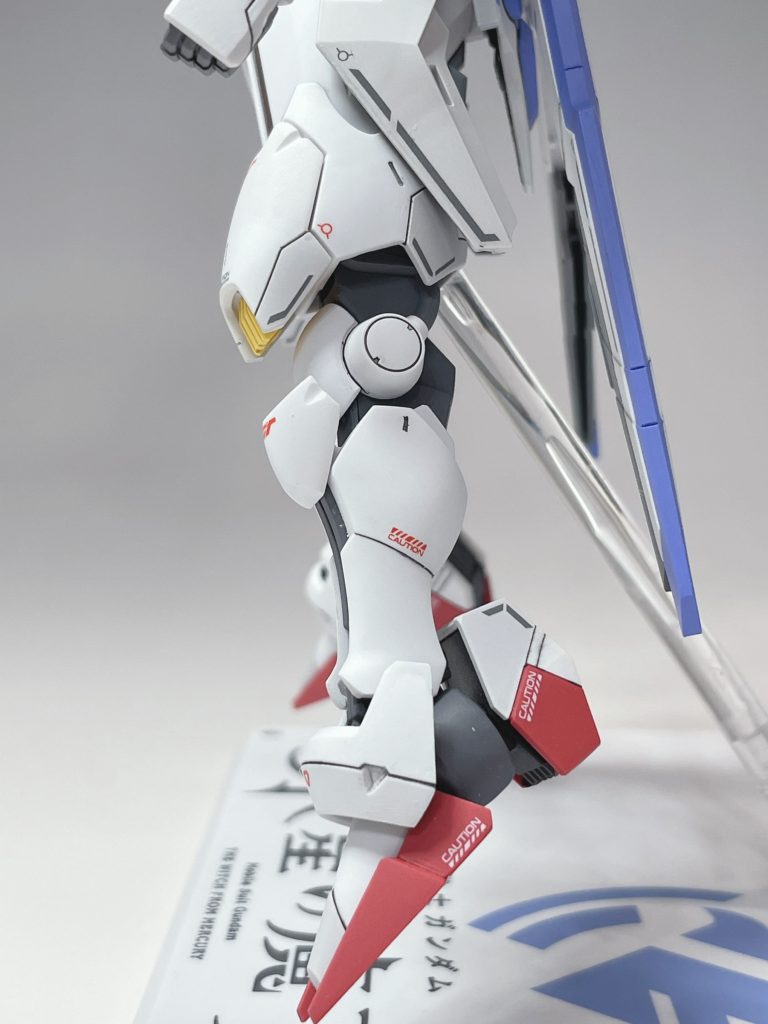 脚は、付け根だけでなく、太ももの内側のダボにもプラ板を噛ませて、少し延長しました。太ももの後ろは、自然になるようにスジボリを追加しました。