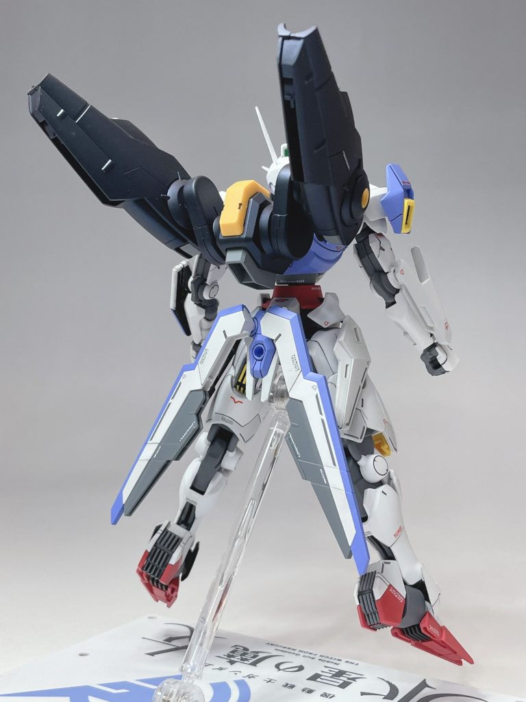 太ももの後ろの合わせ目消しなどをやりましたが、ホワイトのパーツは合わせ目が目立たないので、サフを吹かずに、シャバシャバのホワイトを塗っただけなので、全体的に軽い雰囲気になっています。