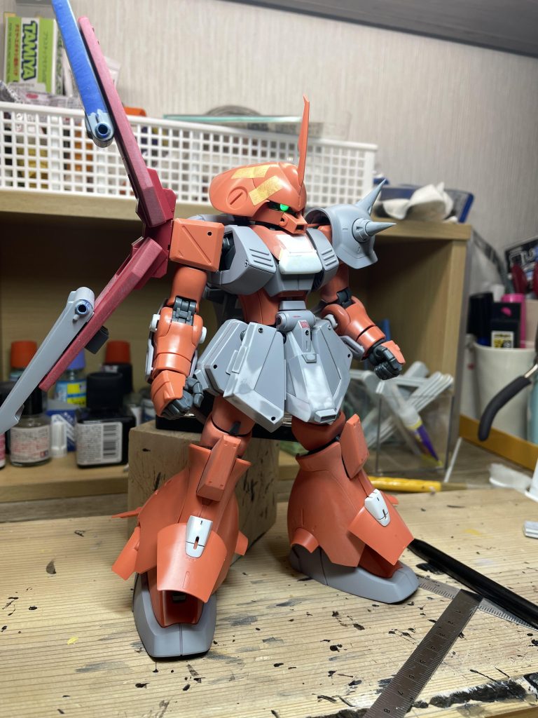 カブトを前傾させにらみを聞かせてます。胸、腰アーマー周り厚みを増して強化しています。