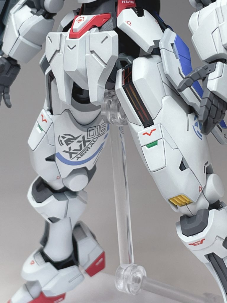 腰回りのアーマーを延長したので、脚の付け根の位置をずらした隙間を埋めるようにしました。