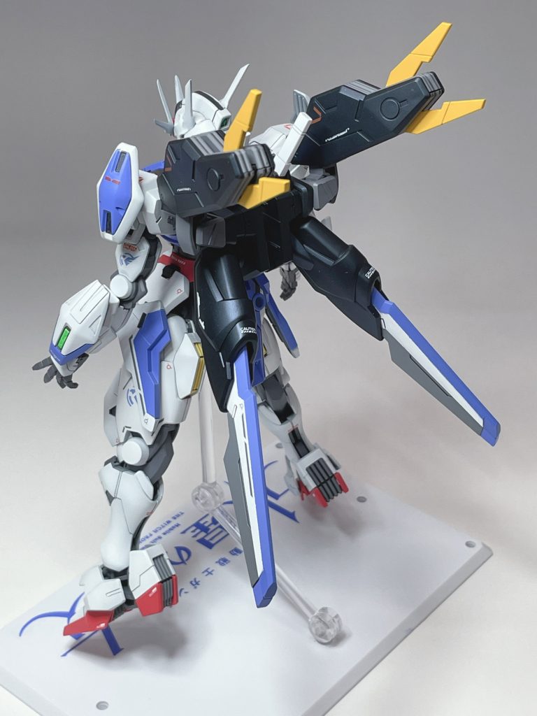 エスカッシャンは、シールドにせずに、機体に取り付ける形にしました。これらもなるべくカラーリングは、初期型と同じようにしています。