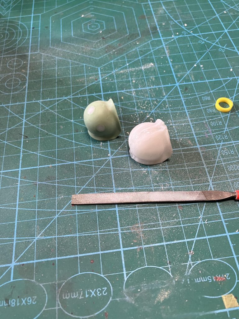 随伴機ショルダースパイクを切り飛ばしてからコピー。光硬化パテは強度が出ないので大きいパーツは辛かったです。外側をパテでコーティングして整形しました。