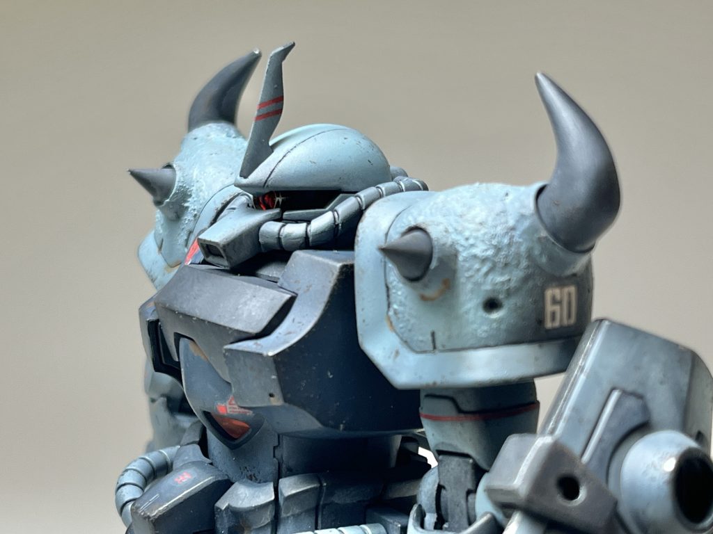 肩スパイクは太くしました。お決まりの鋳造表現は1/144にしてはかなり派手でした(〃ω〃)