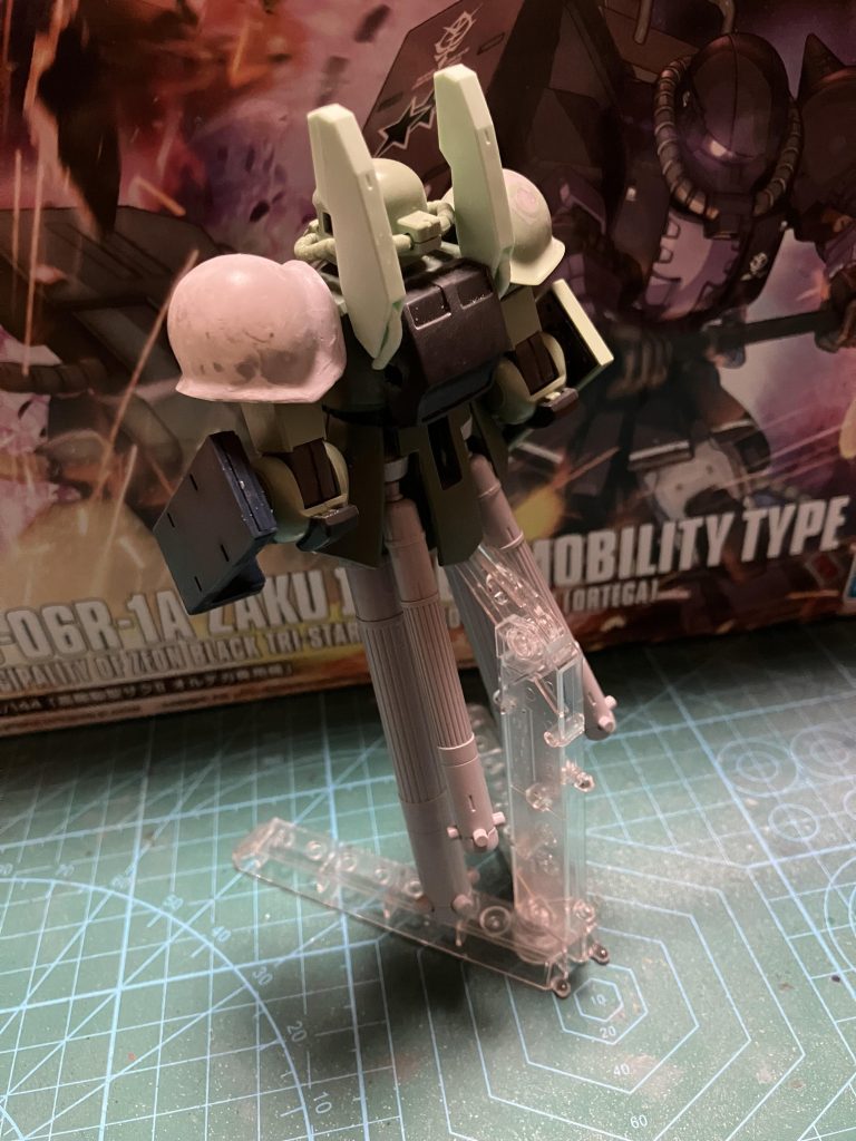 元は地上戦セットについてるザクです。飛ばすだけだから稼働とか要らないかーてことで軸とかはバンバン切り飛ばしました。プロペラントタンクは長すぎたので切り詰めてます。以上、最後までご覧いただきありがとうございましたー!!