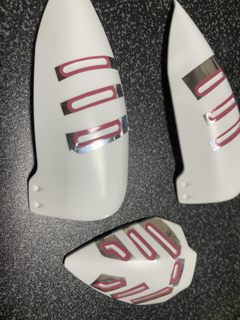 ピンクのスリットは付属のテープの余白を使ってマスキングしましたが・・・古いのでズレる事もありました(笑)。