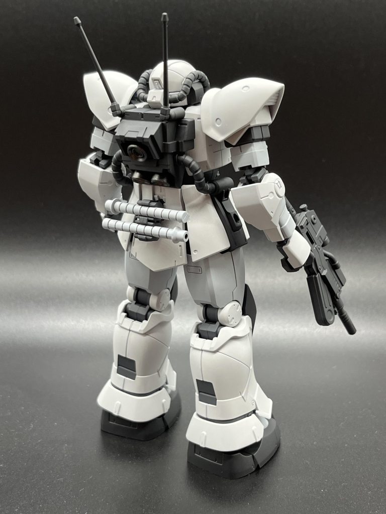 ちょっとわかりにくいですがライトグレー部分はガイアノーツのウォームライトグレーとヘビーライトグレーの2色、グレー部分は同じくガイアノーツからニュートラルグレーⅤ、ジャーマングレー、メカサフスーパーヘヴィの3色を使っていますバーニアはヘキサフレームガンメタルです