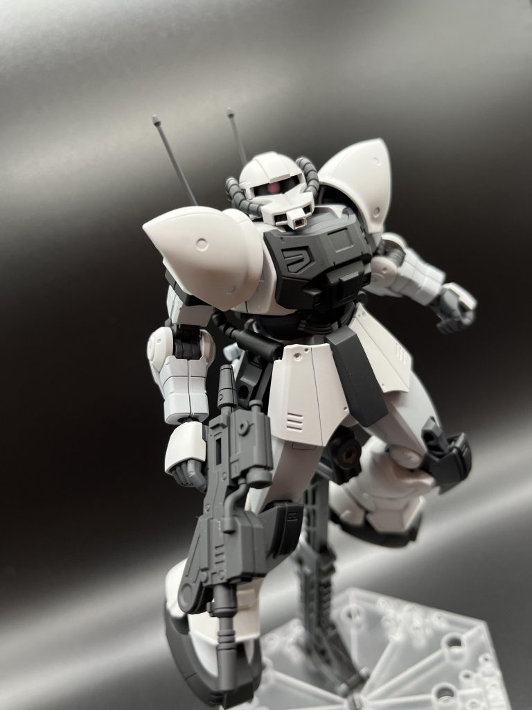 武装はシンプルにしたかったのでヒートホークやマシンガンは装備させませんでしたこのアクトザクは首の動きと連動してモノアイが動いてくれるので表情つけやすくていいですよね