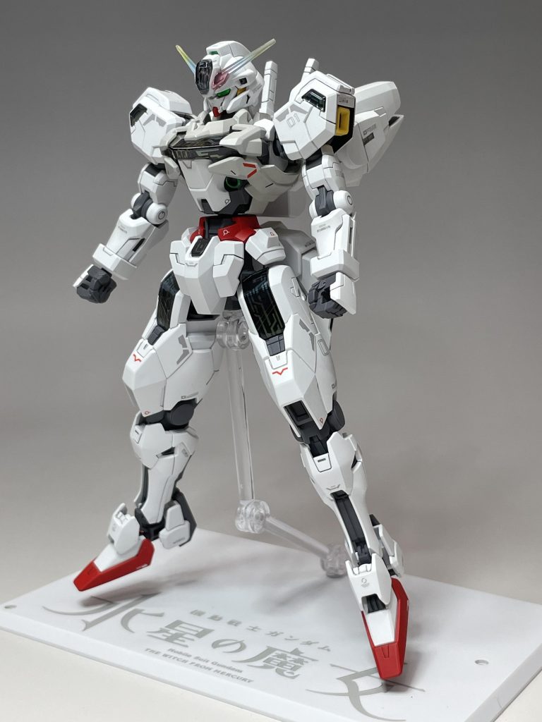 このキットは、全塗装せずに、白だけはキットのままとしました。バンダイが実現した、透けない白、は私のような塗装派モデラーでも、なんとか活かしたいと思う色味でした。