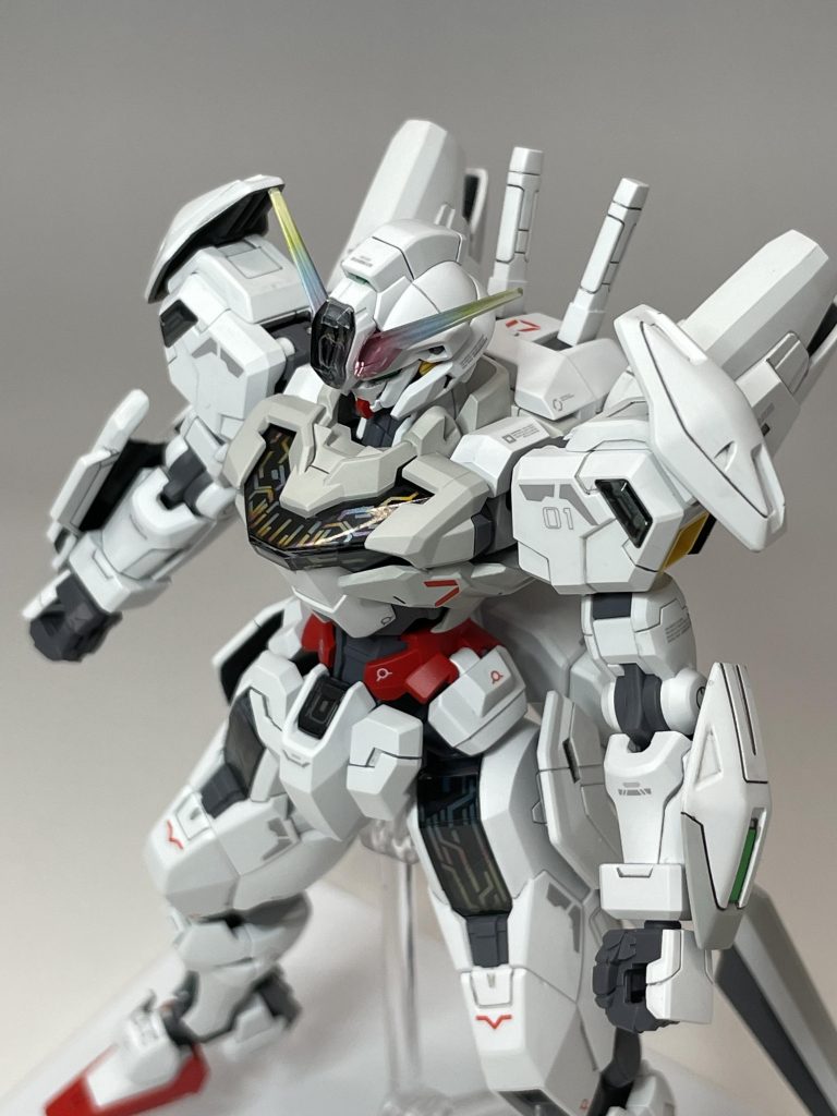 この透けない白ですが、スジボリやヤスリがけをすると如実に感じるのですが、かなり柔らかく、なんか石灰的な物が含まれているのでしょうか。ガンプラくんに採用された素材が練り込まれてるのかな、とも感じました。