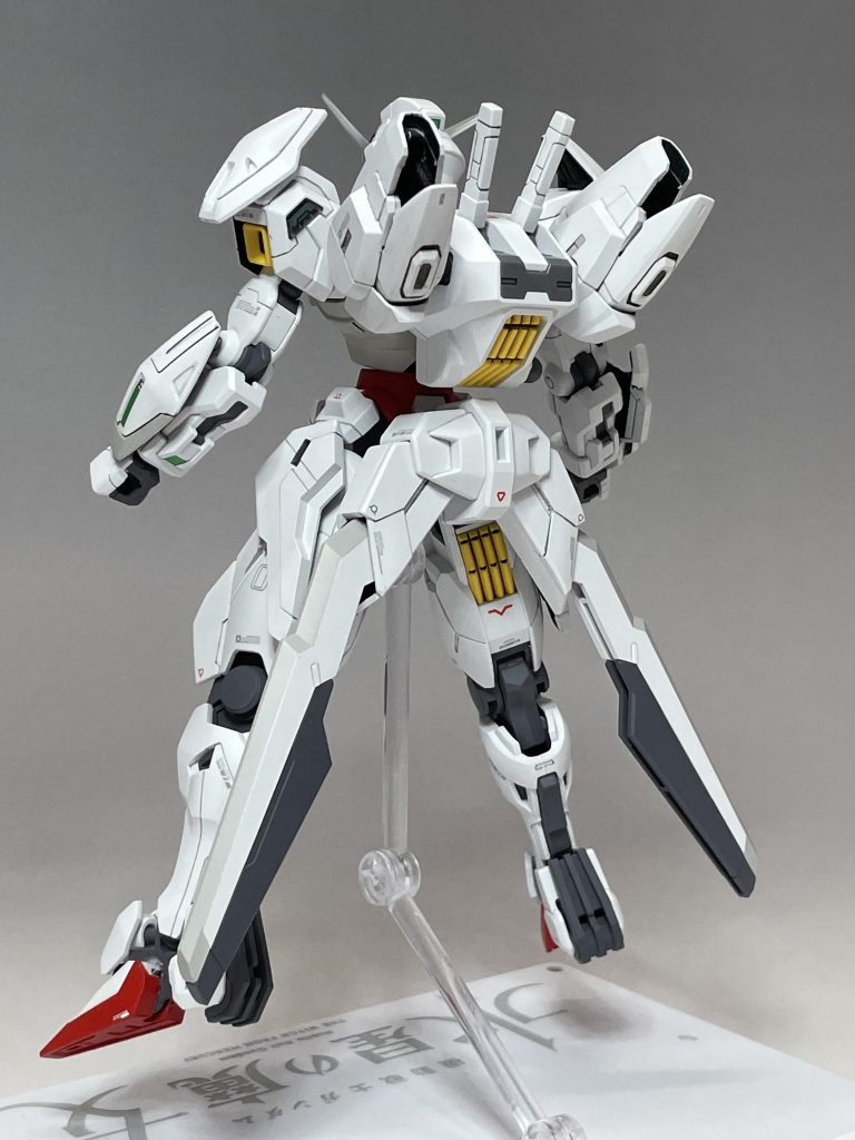 エアリアル2機を製作した時は、カラーリングに統一感を持たせましたが、キャリバーンはその建造された時代が異なることから、青は使いませんでした。代わりに、後々エアリアルで青になる部分はグレーにしてみました。