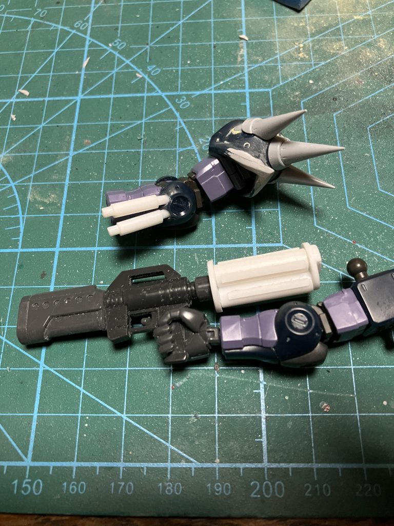 元のスパイク切り落としてビルダーズパーツのスパイクをウキウキで付けたのですが、衝撃の1/100!かなり小さく削り直しました…マシンガン系はプラ棒工作