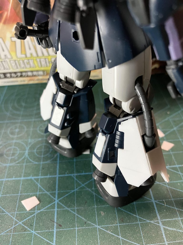 ジョニーライデンザクを改造した方が楽だったかも…と泣きながら切った貼ったしている所。調べれば調べるほどザクは複雑にモデル移行しているようで…知らなかったことが多いアラフィフです。