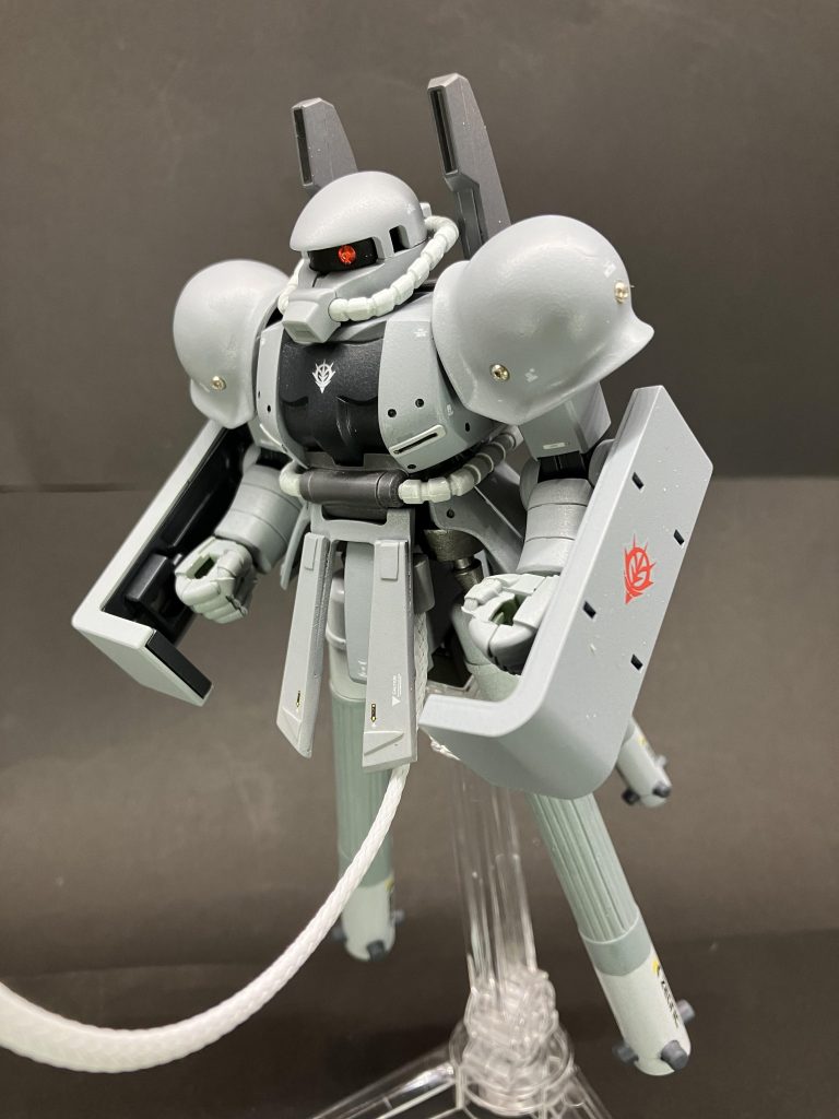 エネルギー・バックアップ用随伴機設定によると機動バックパックという事ですので武装は無し。ドズル様と一蓮托生な可愛い子です。自分の身は自分で守ろう、のコンセプトで盾は設定画より大き目に