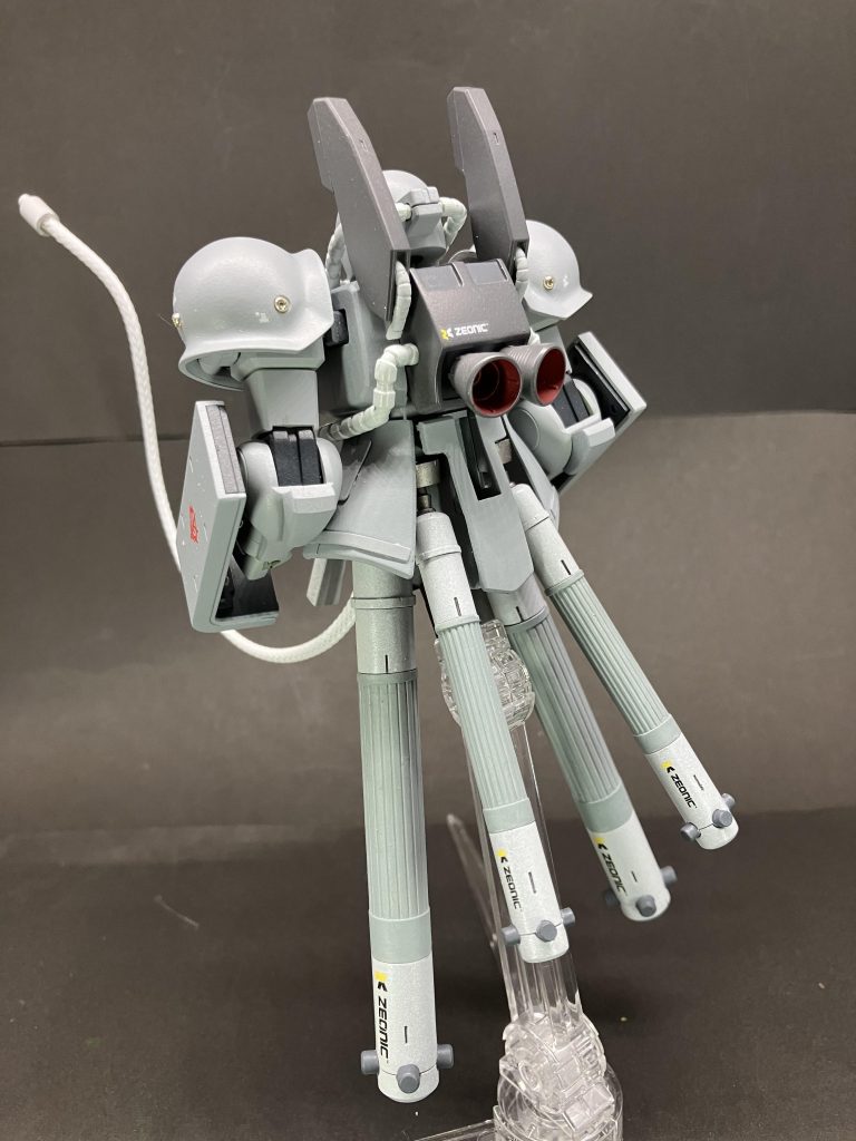 プロペラントタンク増量の背面バーニャ追加で名前に恥じない仕様にしてみました。バックパック上部はジェガンの余剰パーツをそれらしく。ドズル様が乗るんじゃないのでメーカーロゴ多め