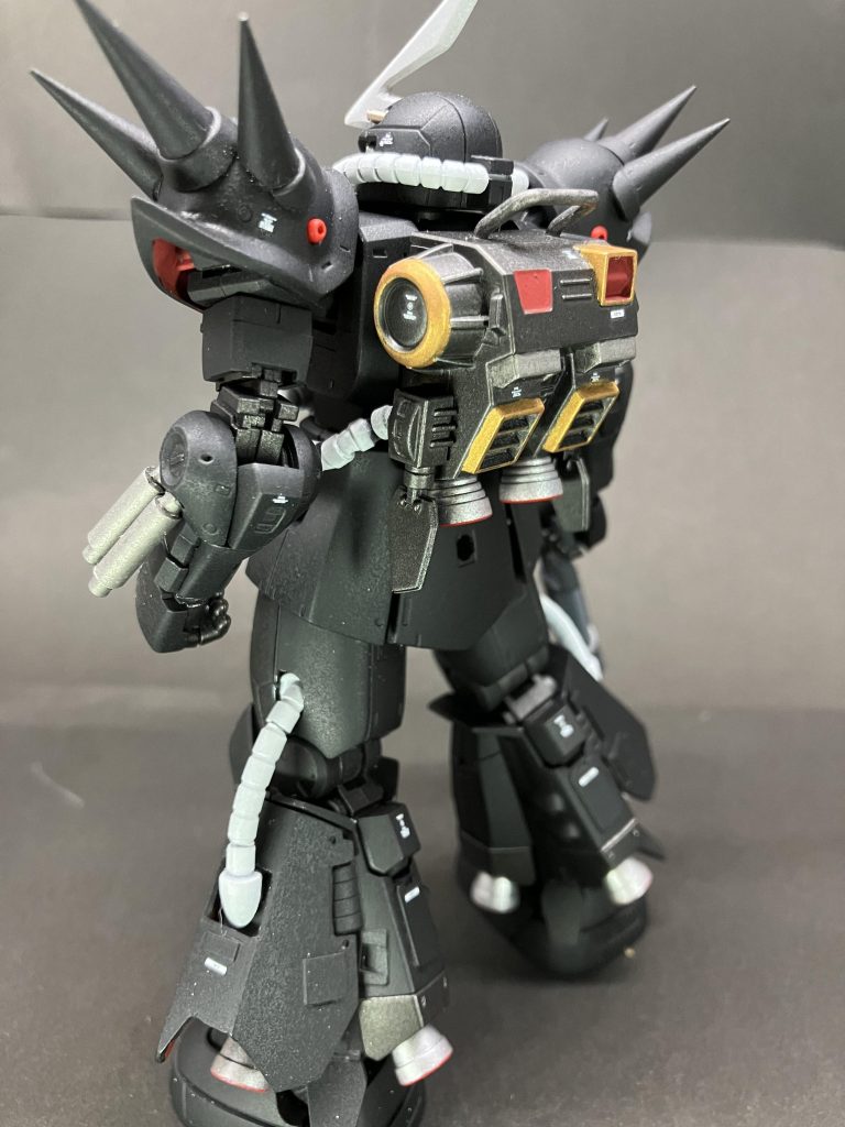 バックパックは通常の高機動型ザクⅡのもの肩はイフリートっぽくパテで整形、スパイクは少し大げさに、後期型ということで脹脛のタンクは排除して内蔵型としました。