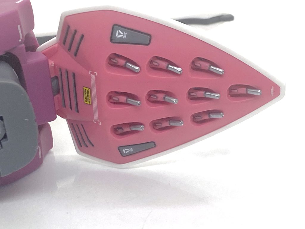 ファンネルはピンパイズで砲身の穴を開けて、メタリックで塗り分けています。