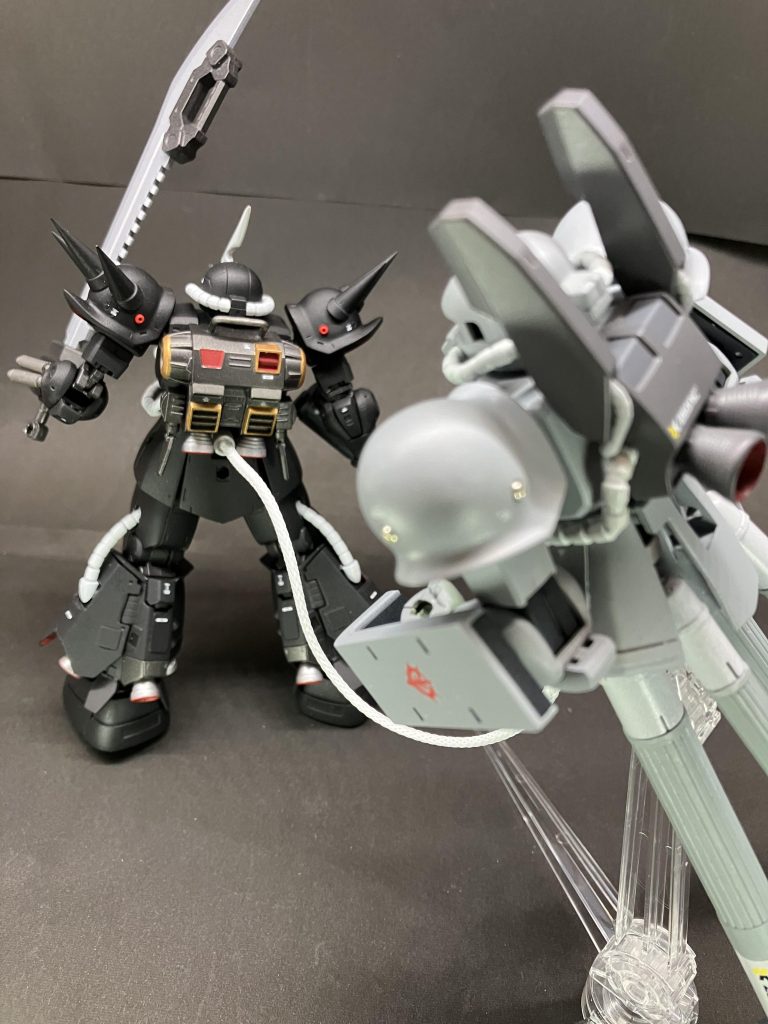 背面にエネルギー供給用接続ポートがあります。メッシュとステンワイヤー、丸棒で作製。