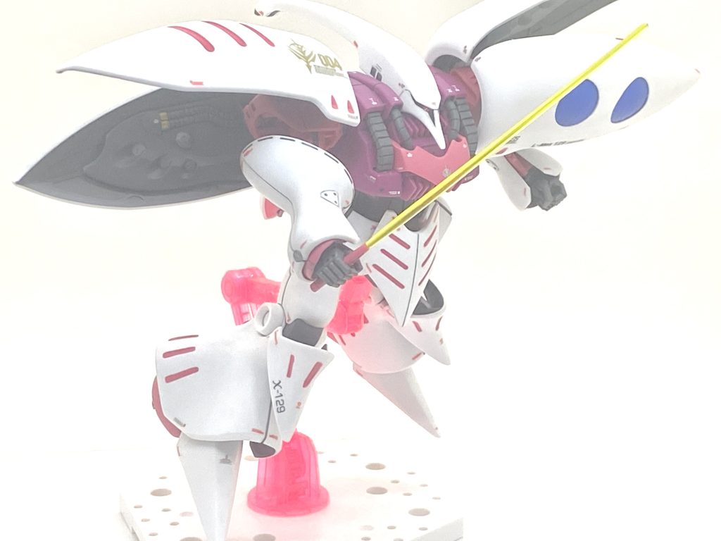 ビームサーベルも全てクリアーパーツなのでマスキングしてピンク1を吹いています。