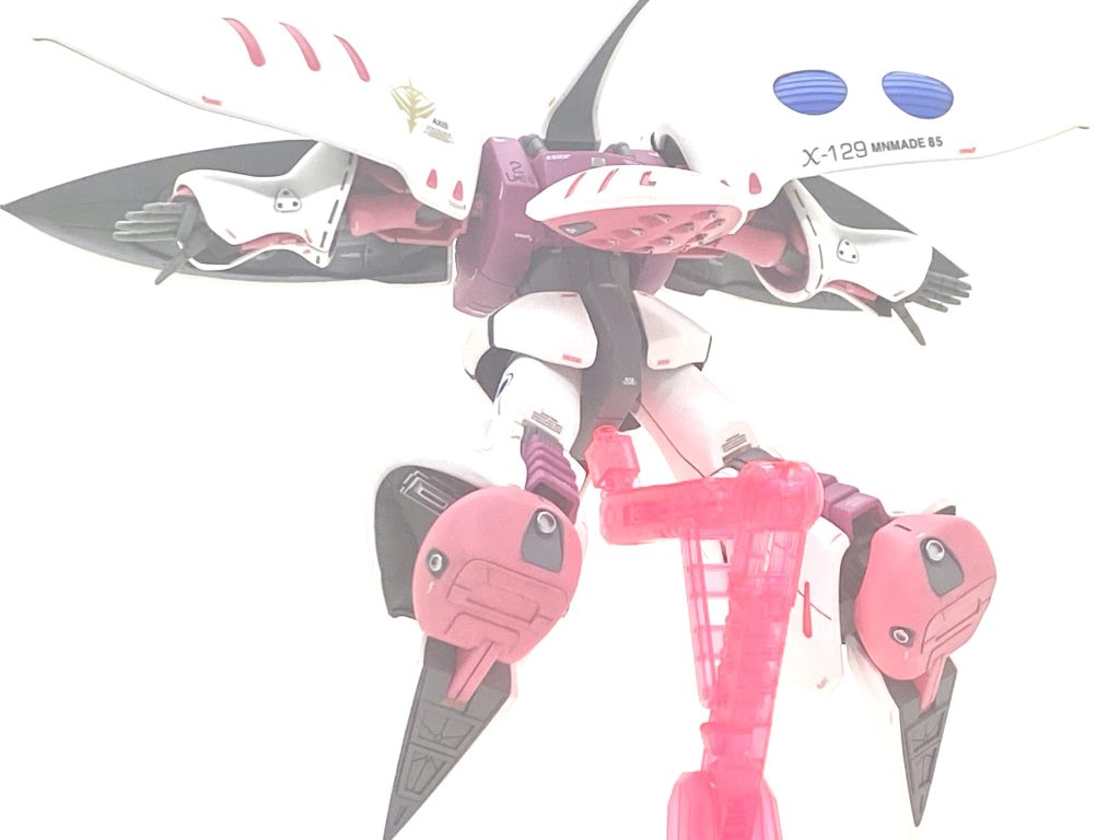 ファンネル射出ポーズ。そのままだとアクションベース使えないのでお尻に(笑)3mmの穴を開けています。