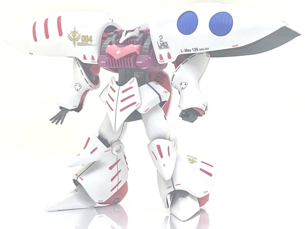 HGUC  キュベレイを成形色仕上げ+αで作ってみました。純白な色は正に搭乗者のハマーンのイメージに合わせて配色されておりますから今見ても色褪せないデザインで、これをデザインしました永野護氏の先見の明の鋭さは流石だと思います。大変美しい機体なのですが・・・肩を始め面が大きい箇所が多く、自分はこういう機体を作るのは大変苦手です。昔、MGをパール塗装した事があるのですが・・・初めてのパール塗装は酷い出来でとても見れる物ではなく「二度と作りたくねー」と思ってましたがTwitterでmole(もーる)様とコラボをする事になり、お題がキュベレイになったのです。mole様は腕が立つのでREVIVEを綺麗に作ってくれるでしょうから自分は今では中々見ない旧HGUCの方をなるべく装甲裏まで塗分けて、つや消しで仕上げ、永野護氏のテイストを入れた戦術兵器としてのキュベレイを目指す事にしました。